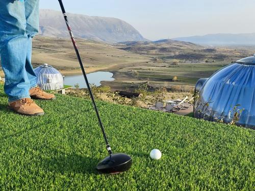 Sky Dome - Alushllari's Farm في بورغراديك: شخص يلعب الجولف بالكرة على العشب