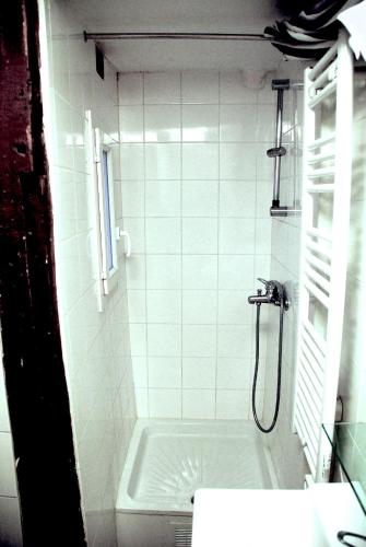 une salle de bain avec douche et baignoire dans l'établissement Studio Aboukir, à Paris