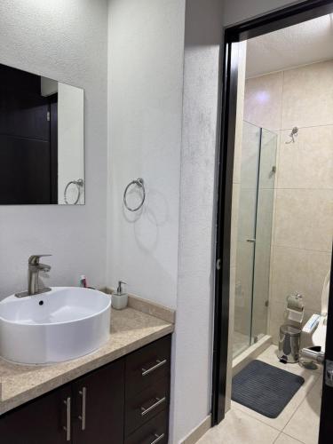 Ένα μπάνιο στο Modern Apartment with Pool 9 min from Poliforum