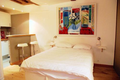 パリにあるスタジオ アブキルのベッドルーム1室(ベッド1台付)が備わります。壁には絵画が飾られています。