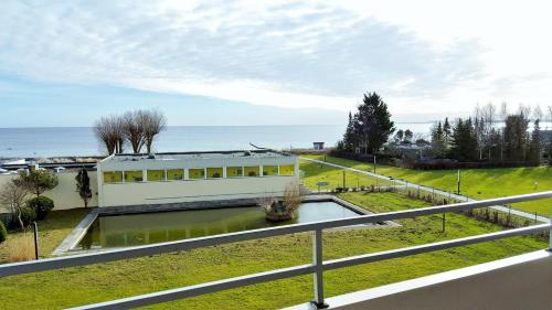 un edificio con un laghetto di fronte all'oceano di Vier Jahreszeiten Haus 2 Whg 27 a Grossenbrode