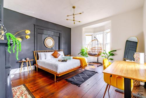 Ένα ή περισσότερα κρεβάτια σε δωμάτιο στο Jungle House Chillicothe Sleeps 12 Downtown Ohio Free Parking - Walk to Historic District - 3BR Luxury Home - Pet Friendly - King Beds - Over 5,800 Five Star Stays