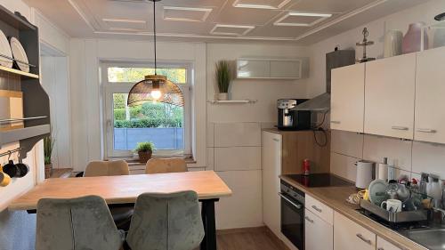 a kitchen with a table and chairs in a room at Schöne Ferienwohnungen -bis zu 4 Personen 70qm2- in Oldenburg Eversten in Oldenburg