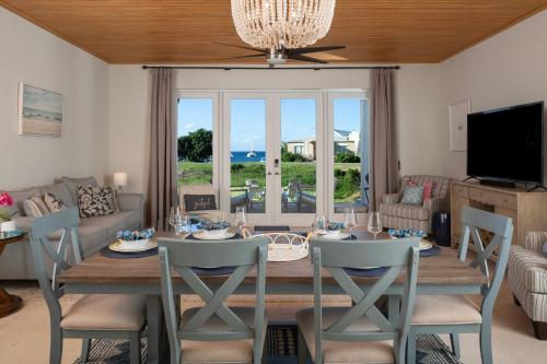 TV/trung tâm giải trí tại Castaways Villa- Steps from the Beach Kayaks & SUPS