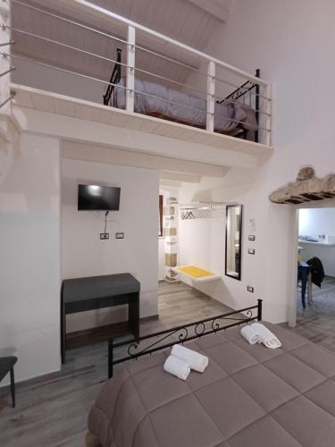 Pozzomaggioresa Domo Antiga的一间带双层床的卧室和一个阁楼