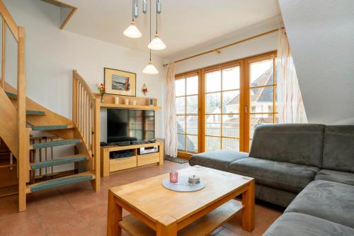 un soggiorno con un divano e un tavolo di Ferienpark Freesenbruch Wohnung 2 4 - Familientraum a Zingst