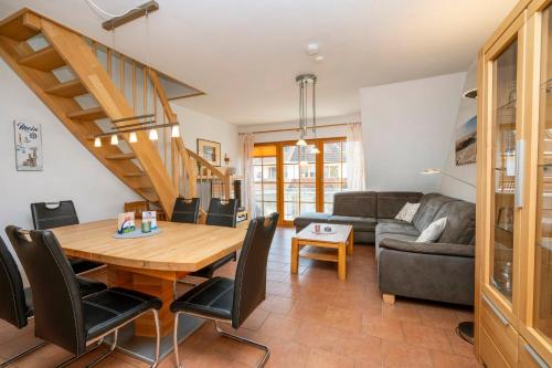 un soggiorno con un tavolo di legno e un divano di Ferienpark Freesenbruch Wohnung 2 4 - Familientraum a Zingst