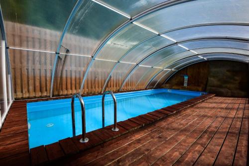 an indoor swimming pool with an archway and a swimming pooliteratorhaarhaarhaar at Vila Ambasada in Šventoji
