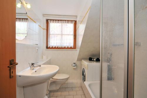 Koupelna v ubytování Ferienpark Freesenbruch Reihenhaus 6b - Schwalbe