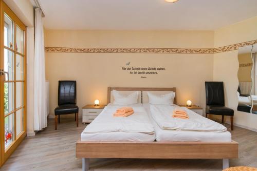 Postel nebo postele na pokoji v ubytování Ferienpark Freesenbruch Wohnung 1 3 - Störtebeker