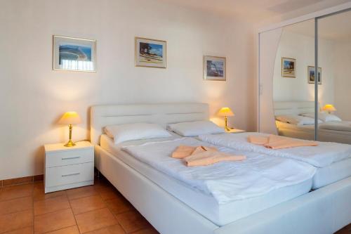 Postel nebo postele na pokoji v ubytování Ferienpark Freesenbruch Wohnung 2 3 - Waldesruh