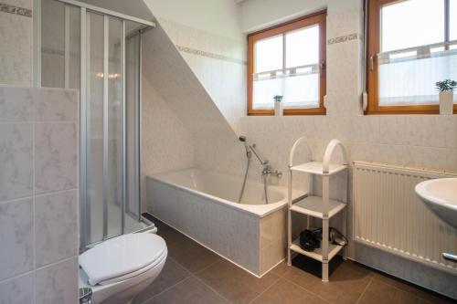 Koupelna v ubytování Ferienpark Freesenbruch Doppelhaushälfte 9 - Waldblick