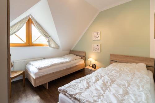 Postel nebo postele na pokoji v ubytování Ferienpark Freesenbruch Doppelhaushälfte 9 - Waldblick