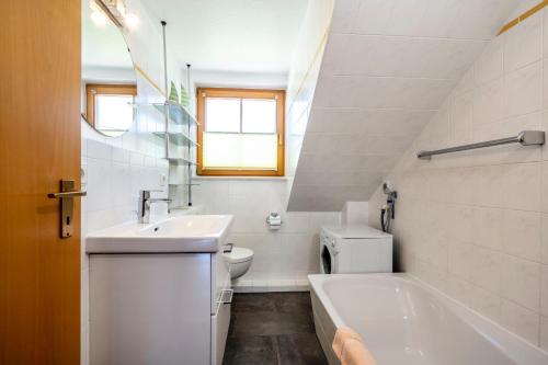 ein weißes Badezimmer mit Waschbecken und Toilette in der Unterkunft Ferienpark Freesenbruch Reihenhaus 8a - Eisbär in Zingst