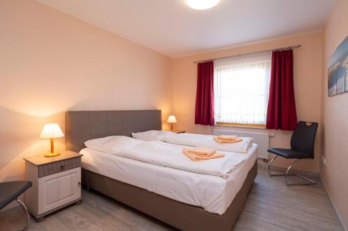 Giường trong phòng chung tại Ferienpark Freesenbruch Wohnung 1 2 - Am Schwalbenweg