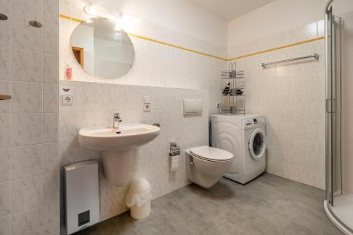 Phòng tắm tại Ferienpark Freesenbruch Wohnung 1 2 - Am Schwalbenweg