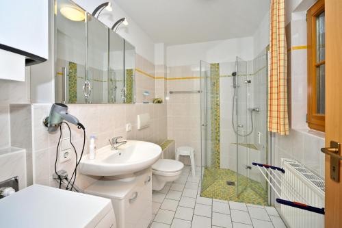 un bagno con lavandino, WC e doccia di Ferienpark Freesenbruch Wohnung 4 1 - Boddenkiker a Zingst