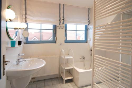 Ferienpark Freesenbruch Doppelhaushälfte 12a - Steuerrad في زنغست: حمام مع حوض ومرحاض وحوض استحمام