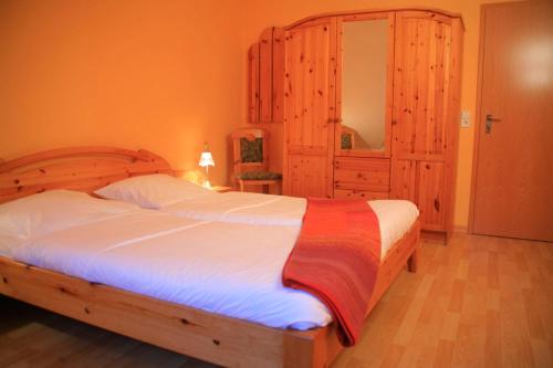 ein Schlafzimmer mit einem großen Bett und einem großen Spiegel in der Unterkunft Ferienpark Freesenbruch Reihenhaus 8b - Bivalvia in Zingst