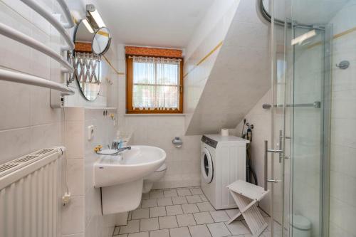ein Badezimmer mit Waschbecken, Toilette und Dusche in der Unterkunft Ferienpark Freesenbruch Reihenhaus 8b - Bivalvia in Zingst