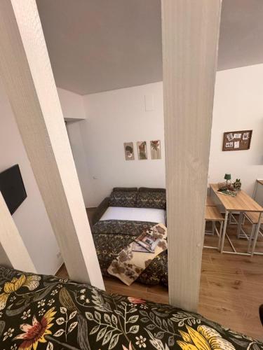 ein Schlafzimmer mit 2 Betten und einem Tisch in einem Zimmer in der Unterkunft Villatico 25 in Chiari