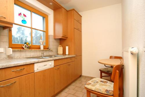 Η κουζίνα ή μικρή κουζίνα στο Ferienpark Freesenbruch Reihenhaus 8c - Kleiner Krake