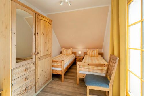 una camera con due letti e un tavolo e una sedia di Ferienpark Freesenbruch Wohnung 4 6 - Boddenblick a Zingst