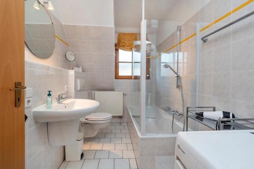 un bagno con lavandino, WC e doccia di Ferienpark Freesenbruch Wohnung 4 6 - Boddenblick a Zingst