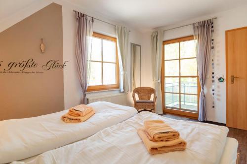 una camera da letto con un letto con asciugamani sopra di Ferienpark Freesenbruch Wohnung 3 6 - Frieda a Zingst