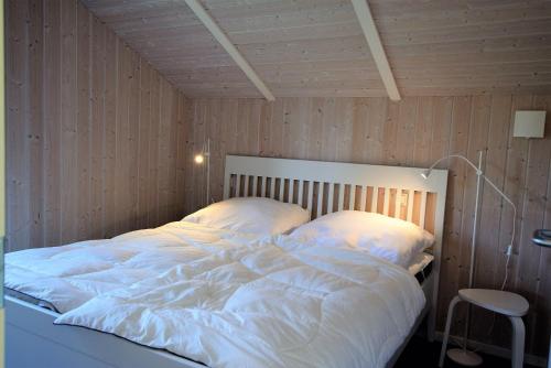 Giường trong phòng chung tại Lille Bo Kranichring 114