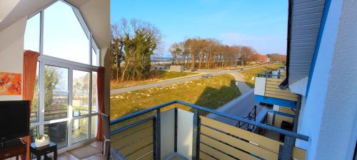 青斯特Residenz am Strand Wohnung 2-39的街景公寓阳台