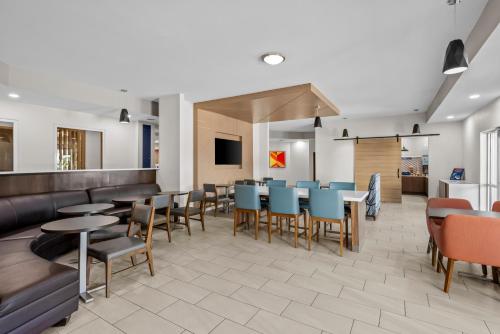 un ristorante con tavoli e sedie e un bar di Holiday Inn Express Monticello by IHG a Monticello