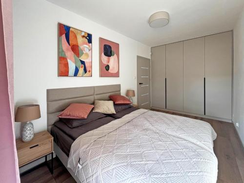una camera con un grande letto e un armadio di Poznań Wilda -Apartament Fabryczna a Poznań
