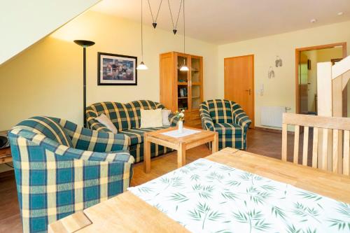 un soggiorno con due divani e un tavolo di Ferienpark Freesenbruch Wohnung 4 4 - Seeschwalbe a Zingst