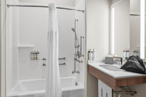 un bagno con doccia e lavandino di Holiday Inn Express Monticello by IHG a Monticello