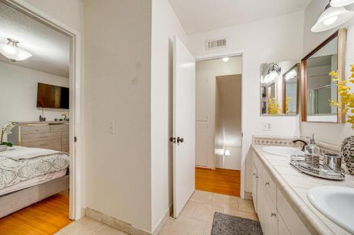 Ένα μπάνιο στο Home 1 Mi to UC Riverside Families Welcome!