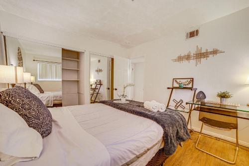 Ένα ή περισσότερα κρεβάτια σε δωμάτιο στο Home 1 Mi to UC Riverside Families Welcome!