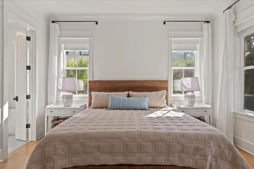 Ένα ή περισσότερα κρεβάτια σε δωμάτιο στο 272 Tallow Tree Lane by Akers Ellis Rentals