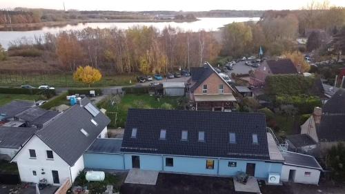 una vista aerea di un quartiere residenziale con case di Dat-Fischerhuus-die-Zeesenstube-zwischen-Ostsee-und-Bodden-direkt-am-Hafen a Pruchten