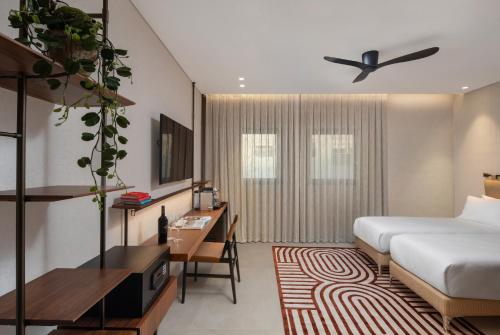 Ένα ή περισσότερα κρεβάτια σε δωμάτιο στο Metro Hotel Herzliya