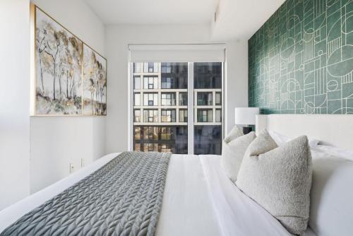 Una cama o camas en una habitación de Modern Downtown Gem 1BR Condo Near Eaton Centre