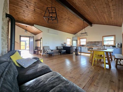 una sala de estar con un sofá y una mesa en Villa Gshur, en Eli Ad