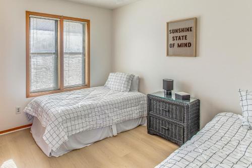 Ένα ή περισσότερα κρεβάτια σε δωμάτιο στο Steps to Sand! Home with 3 Decks in Sunset Beach