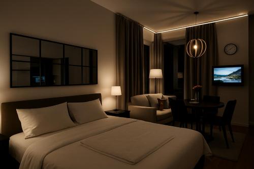 Una habitación de hotel con una cama y un comedor. en Nice guest apartment within walking distance to Kalmar central station, en Kalmar