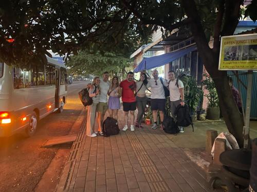 Oaspeți care stau la Green Jungle Trekking Tours- Homestay