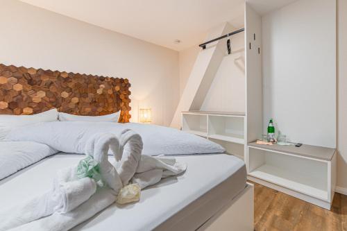 エッカーンフェルデにあるHotel Seepferdchen Zimmer 1 Eckernförde Self-Check-Inのタオルが敷かれたベッドのある寝室