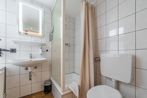 Ένα μπάνιο στο Hotel Seepferdchen Zimmer 2 Eckernförde Self-Check-in