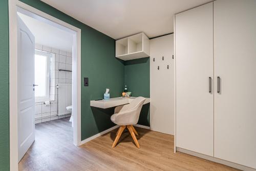 baño con escritorio blanco y silla en Hotel Seepferdchen Zimmer 6 Eckernförde Self-Check-In, en Eckernförde