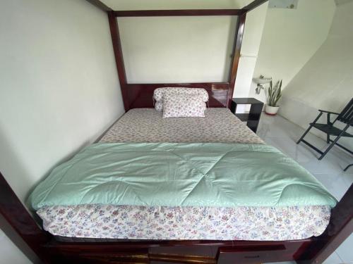 Djojo Bungalow في Timbanglawang: سرير بإطار خشبي في غرفة النوم