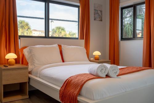 ein Schlafzimmer mit einem Bett, auf dem zwei Handtücher liegen in der Unterkunft Three Tides Apartments in Clearwater Beach